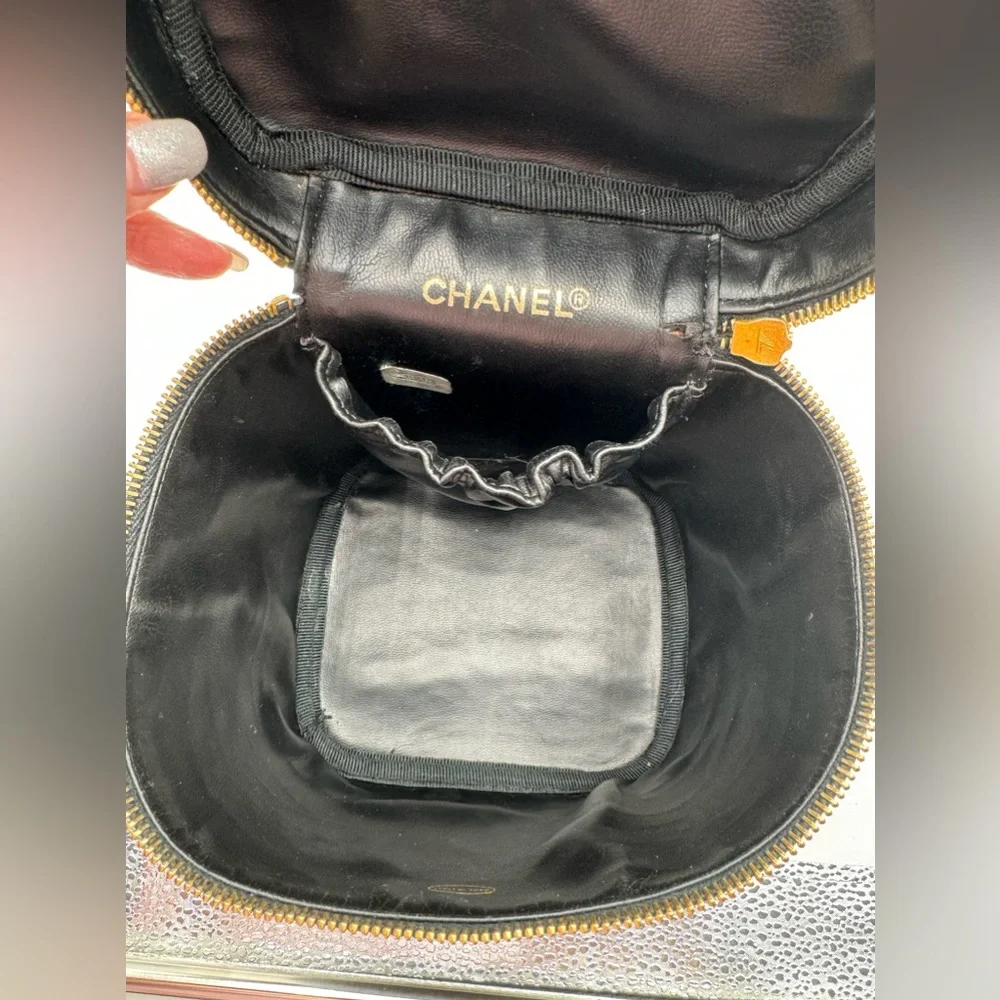 Chanel-Authentic-CC Logo bicolore Black Lambskin Leather Vanity Case - Picture 4 of 10